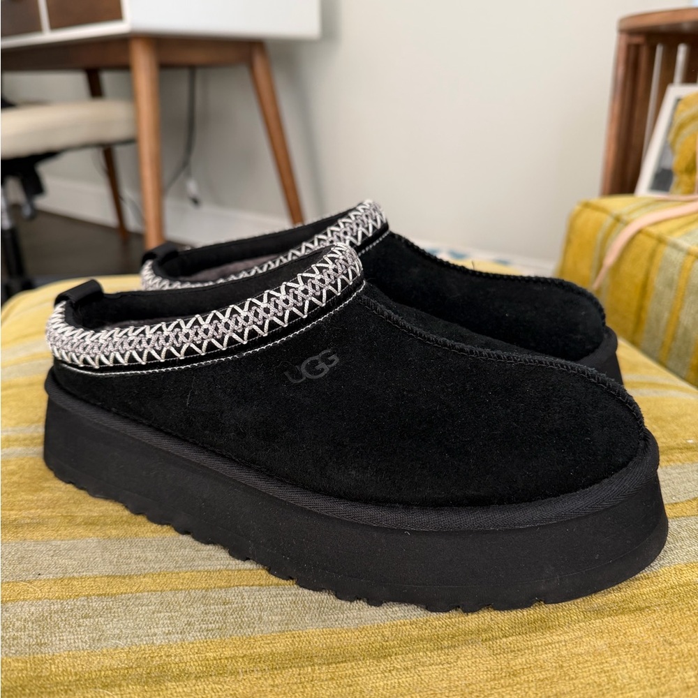 UGG Black Tazz platform with Embroidered Trim